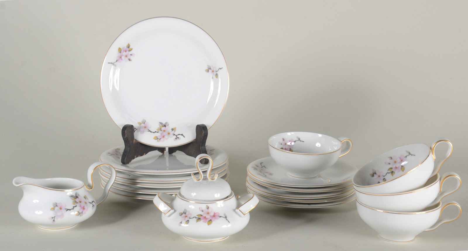 Serviço de chá de porcelana Saler branca com flores em tons de rosa... - foto 1 de 9