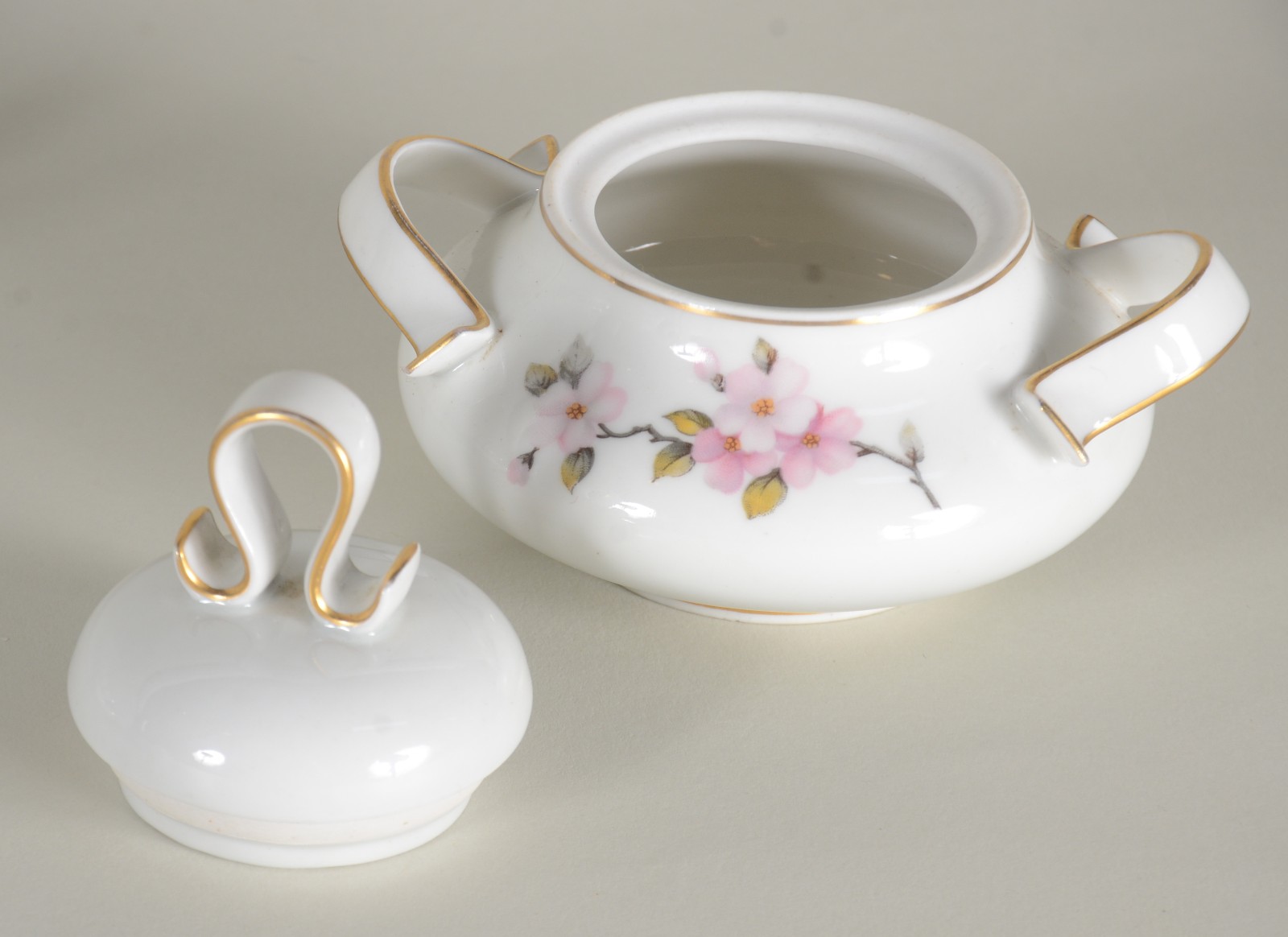 Serviço de chá de porcelana Saler branca com flores em tons de rosa... - foto 5 de 9