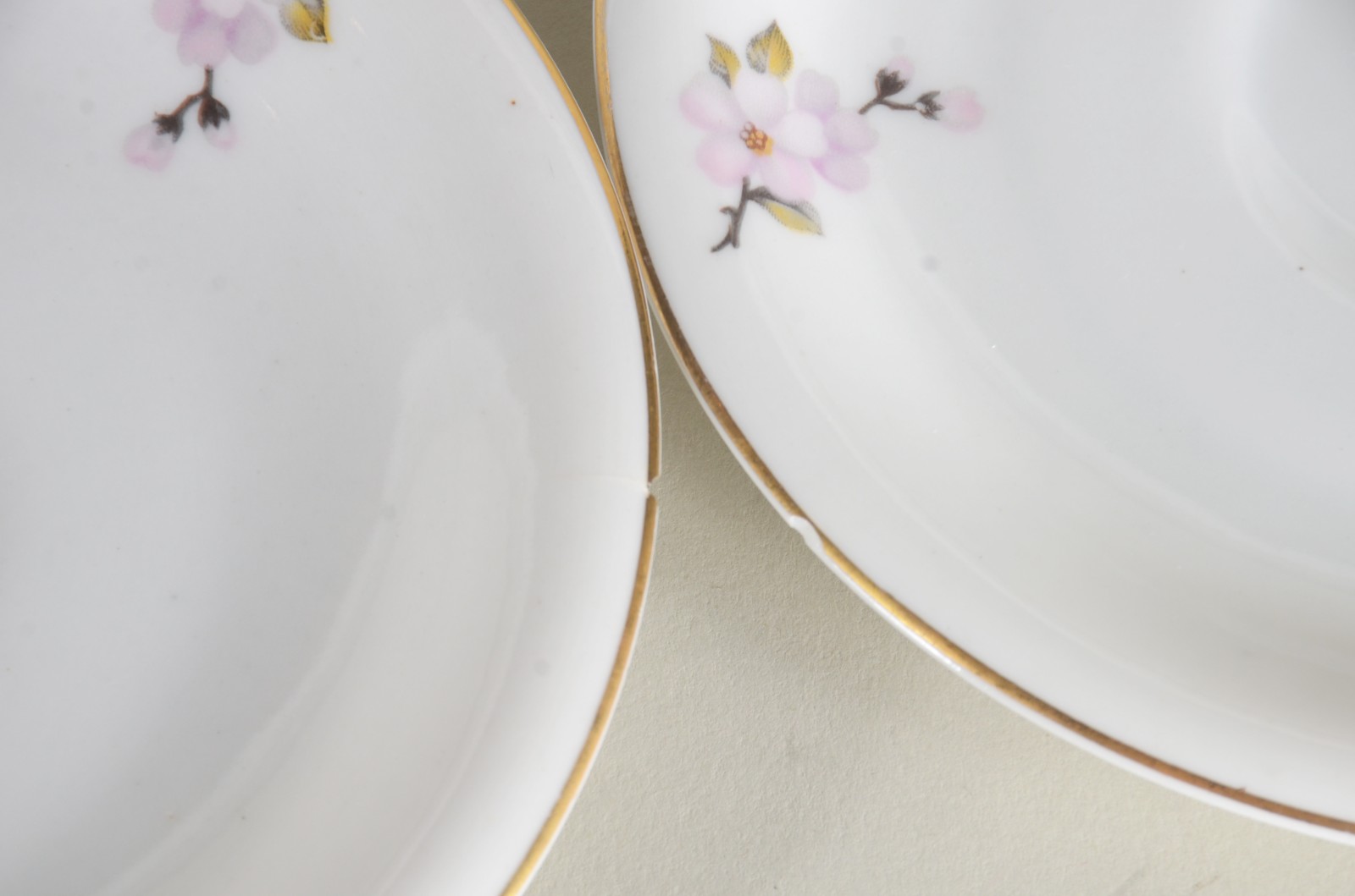 Serviço de chá de porcelana Saler branca com flores em tons de rosa... - foto 9 de 9