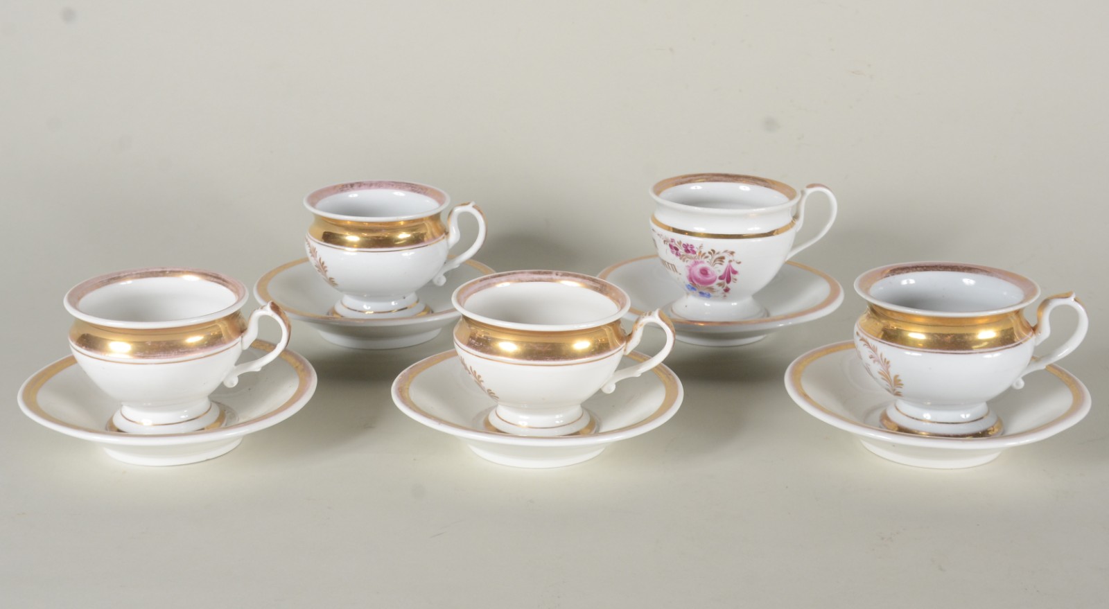 Cinco antigas xícaras de porcelana alemã KPM branca com frisos... - foto 1 de 11
