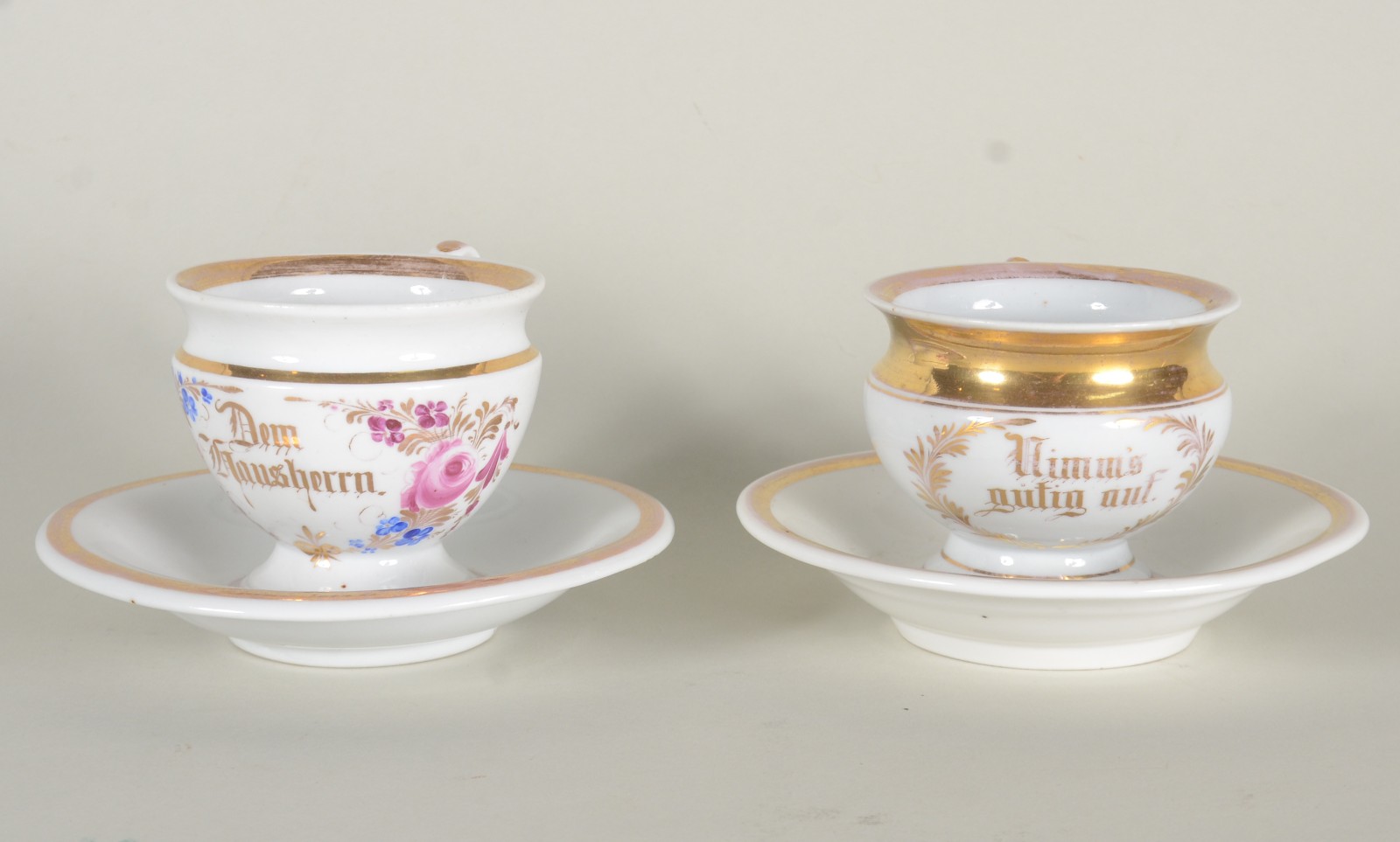 Cinco antigas xícaras de porcelana alemã KPM branca com frisos... - foto 2 de 11