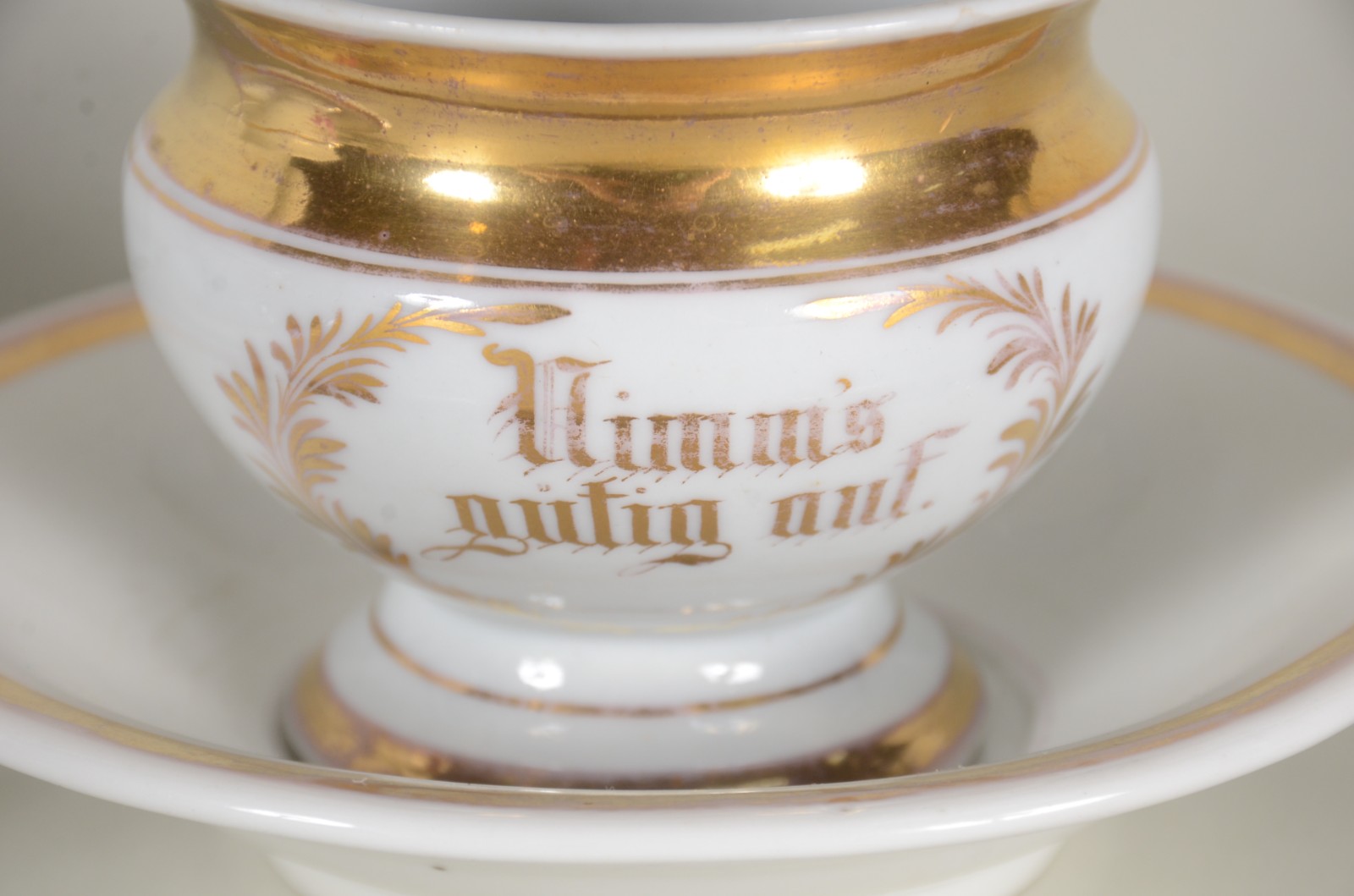 Cinco antigas xícaras de porcelana alemã KPM branca com frisos... - foto 4 de 11