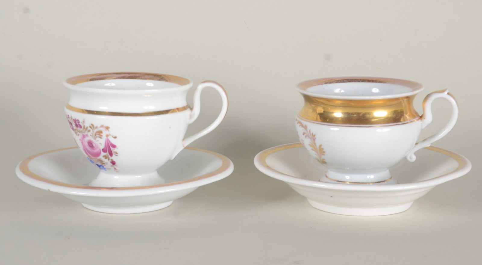 Cinco antigas xícaras de porcelana alemã KPM branca com frisos... - foto 5 de 11