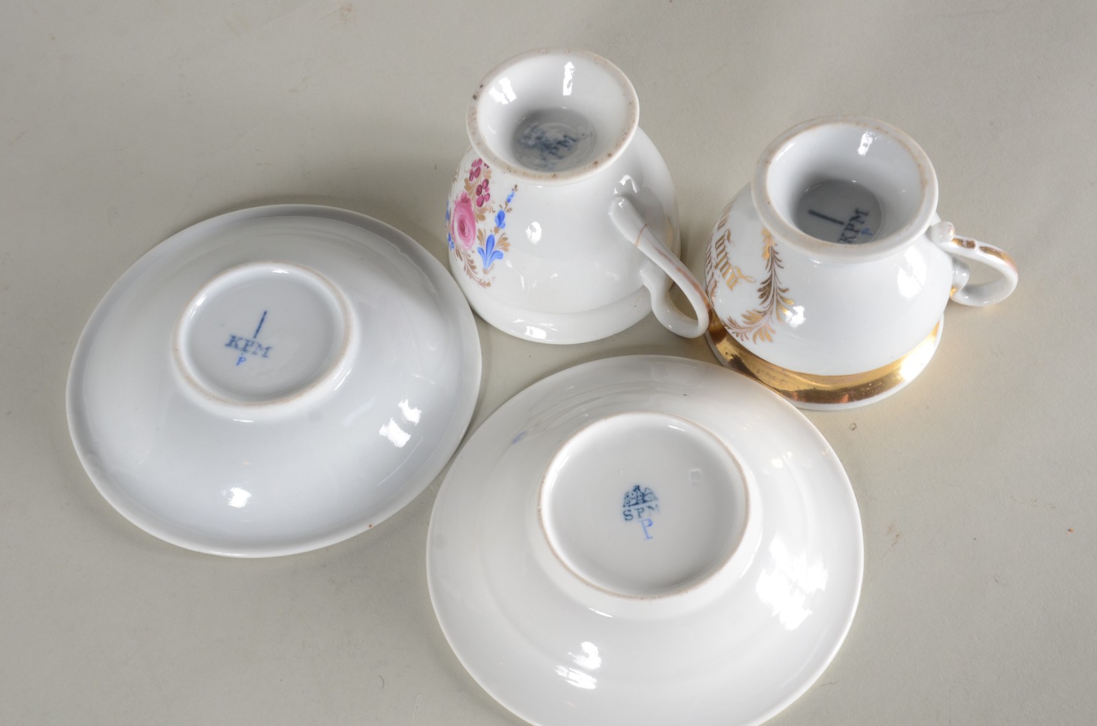 Cinco antigas xícaras de porcelana alemã KPM branca com frisos... - foto 6 de 11