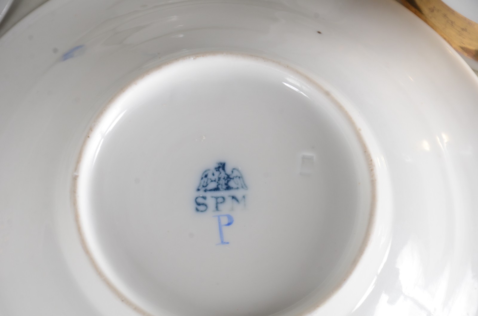 Cinco antigas xícaras de porcelana alemã KPM branca com frisos... - foto 7 de 11