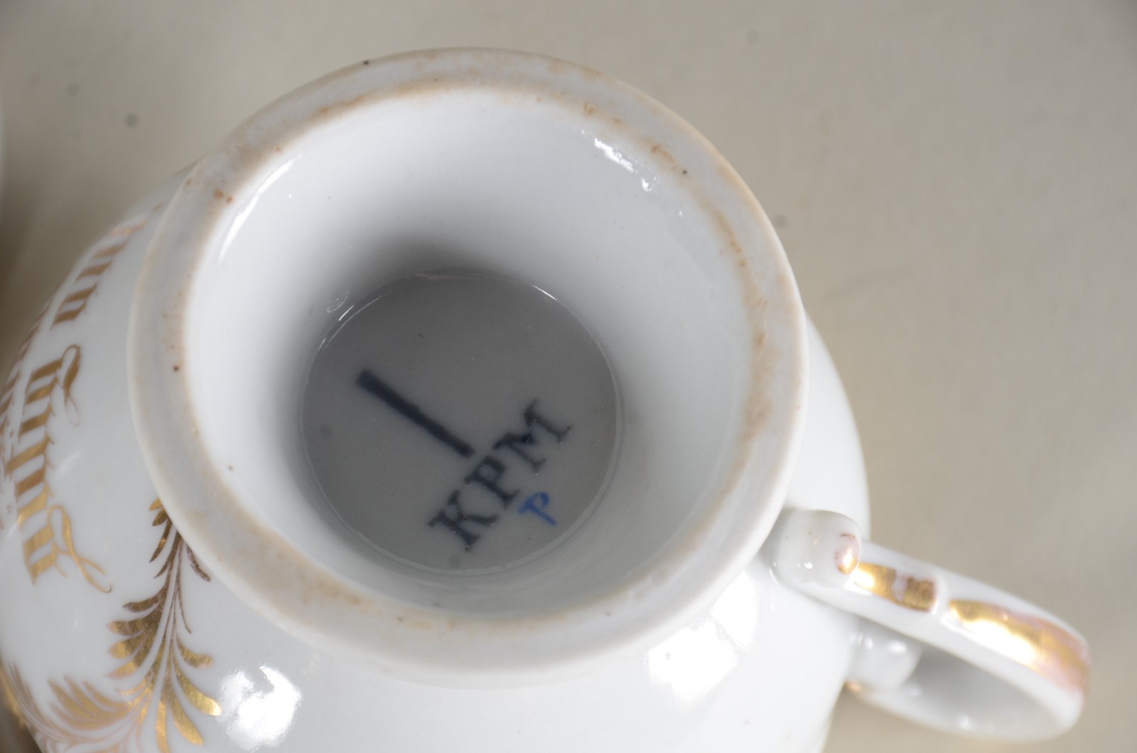 Cinco antigas xícaras de porcelana alemã KPM branca com frisos... - foto 8 de 11
