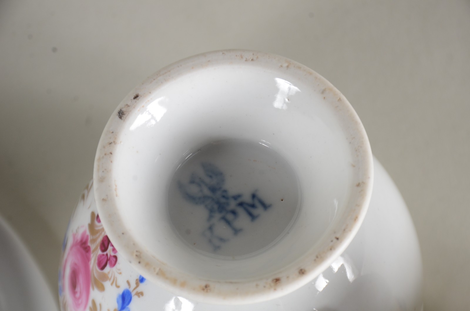 Cinco antigas xícaras de porcelana alemã KPM branca com frisos... - foto 9 de 11