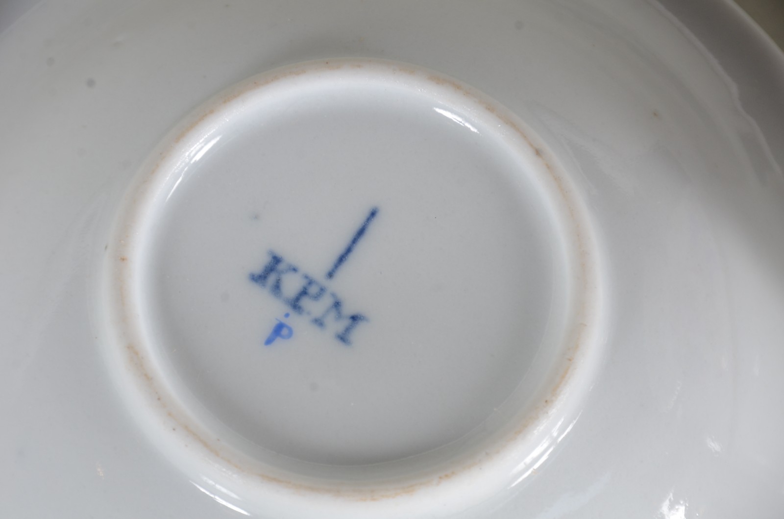 Cinco antigas xícaras de porcelana alemã KPM branca com frisos... - foto 10 de 11