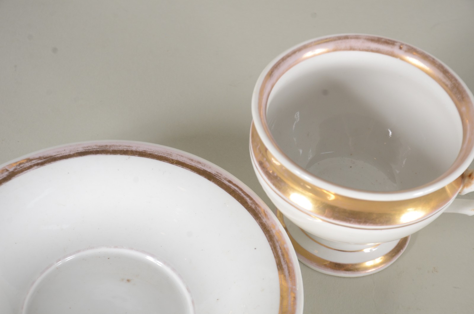 Cinco antigas xícaras de porcelana alemã KPM branca com frisos... - foto 11 de 11