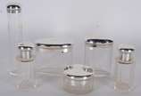 Seis frascos de cristal com tampas de prata com... - Seis frascos de cristal com tampas de prata com inicias J.H. (um frasco com borda quebrada). Peso das tampas de prata: 160 g. (Por motivos de se...