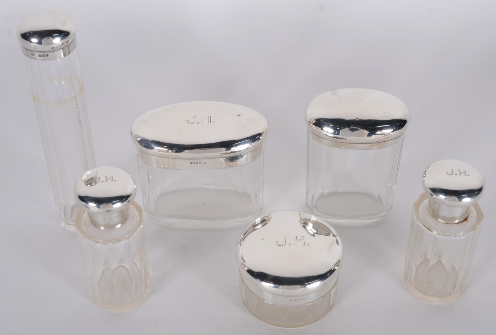 Seis frascos de cristal com tampas de prata com inicias J.H. (um... - foto 2 de 9