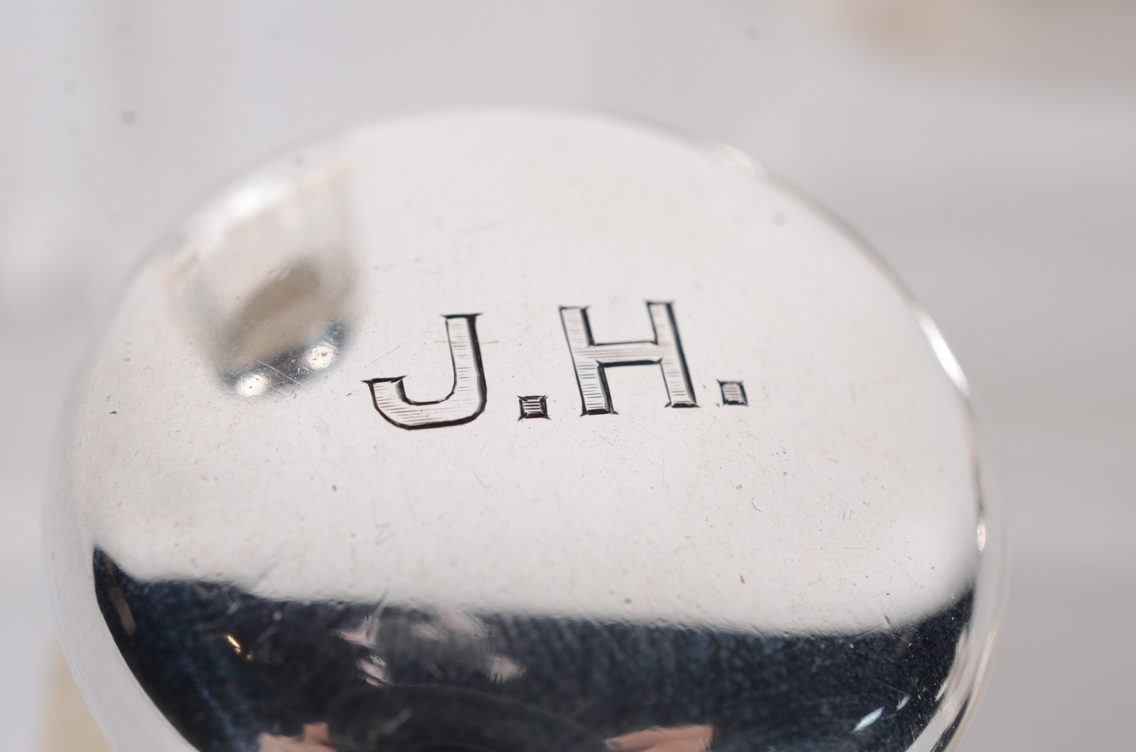 Seis frascos de cristal com tampas de prata com inicias J.H. (um... - foto 4 de 9