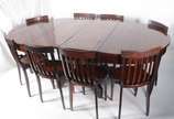 Mesa de jantar de madeira nobre, feitio oval (1... - Mesa de jantar de madeira nobre, feitio oval (1,26 x 1,10 m.) com 2 tabuas extensoras, medindo cada uma 39 cm x 110 cm., base em feitio quadrang...