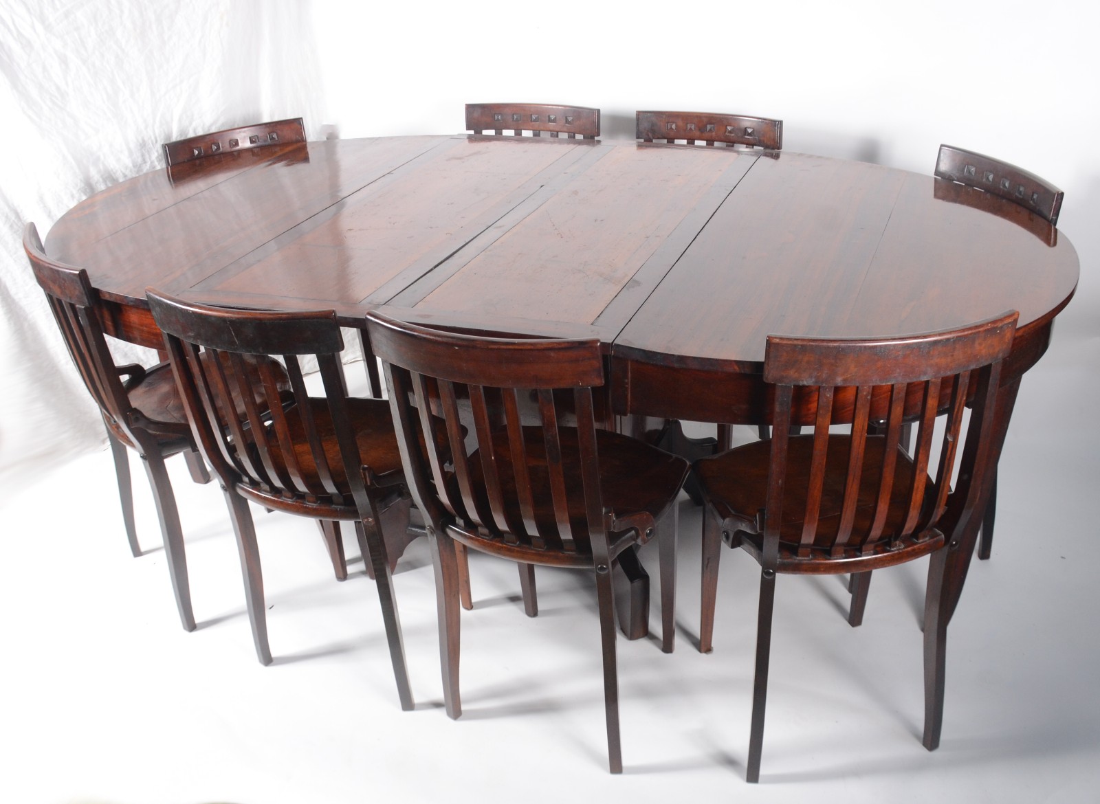 Mesa de jantar de madeira nobre, feitio oval (1,26 x 1,10 m.) com 2... - foto 1 de 11