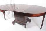 Mesa de jantar de madeira nobre, feitio oval (1... - Mesa de jantar de madeira nobre, feitio oval (1,26 x 1,10 m.) com 2 tabuas extensoras, medindo cada uma 39 cm x 110 cm., base em feitio quadrang...