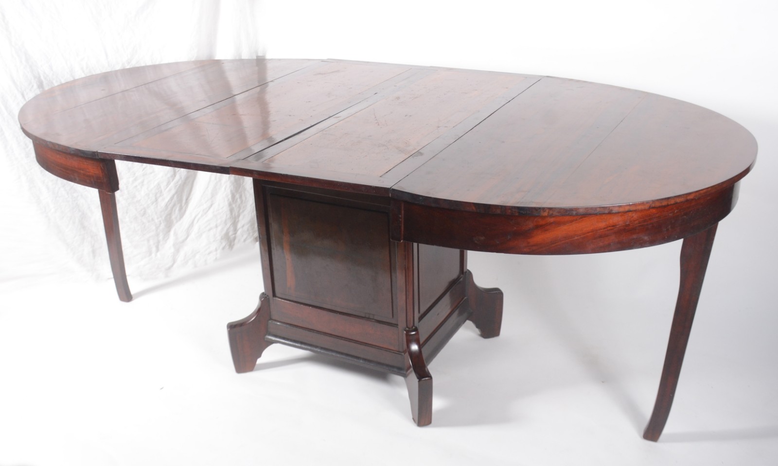 Mesa de jantar de madeira nobre, feitio oval (1,26 x 1,10 m.) com 2... - foto 2 de 11
