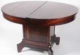 Mesa de jantar de madeira nobre, feitio oval (1... - Mesa de jantar de madeira nobre, feitio oval (1,26 x 1,10 m.) com 2 tabuas extensoras, medindo cada uma 39 cm x 110 cm., base em feitio quadrang...