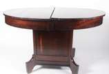 Mesa de jantar de madeira nobre, feitio oval (1... - Mesa de jantar de madeira nobre, feitio oval (1,26 x 1,10 m.) com 2 tabuas extensoras, medindo cada uma 39 cm x 110 cm., base em feitio quadrang...