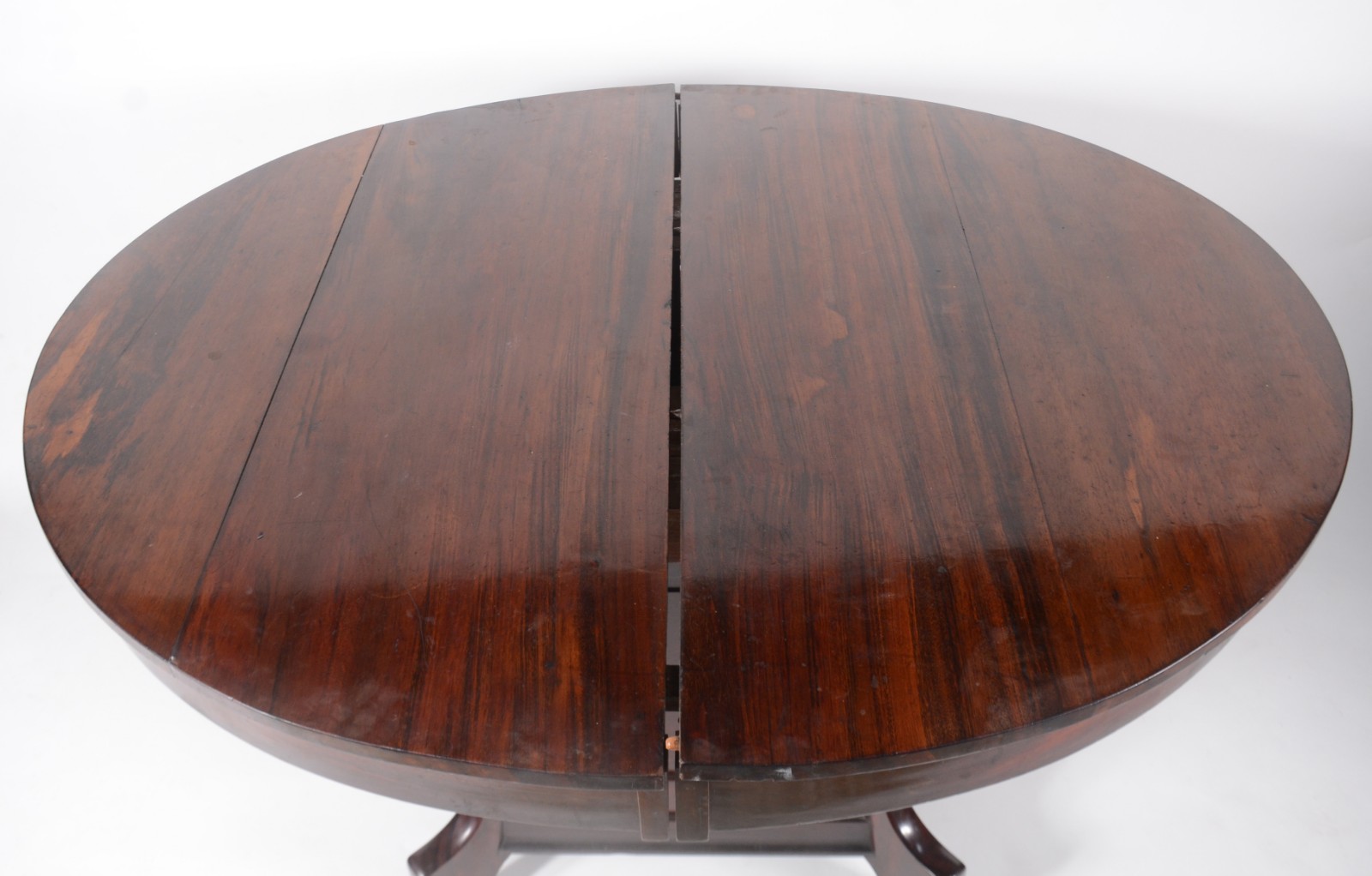 Mesa de jantar de madeira nobre, feitio oval (1,26 x 1,10 m.) com 2... - foto 5 de 11