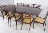 Mesa de jantar de madeira nobre, tábuas extenso... - Mesa de jantar de madeira nobre, tábuas extensoras nas cabeceiras (93 cm x 49 cm), pernas palitos. Acompanham 8 cadeiras, sendo cinco delas com ...
