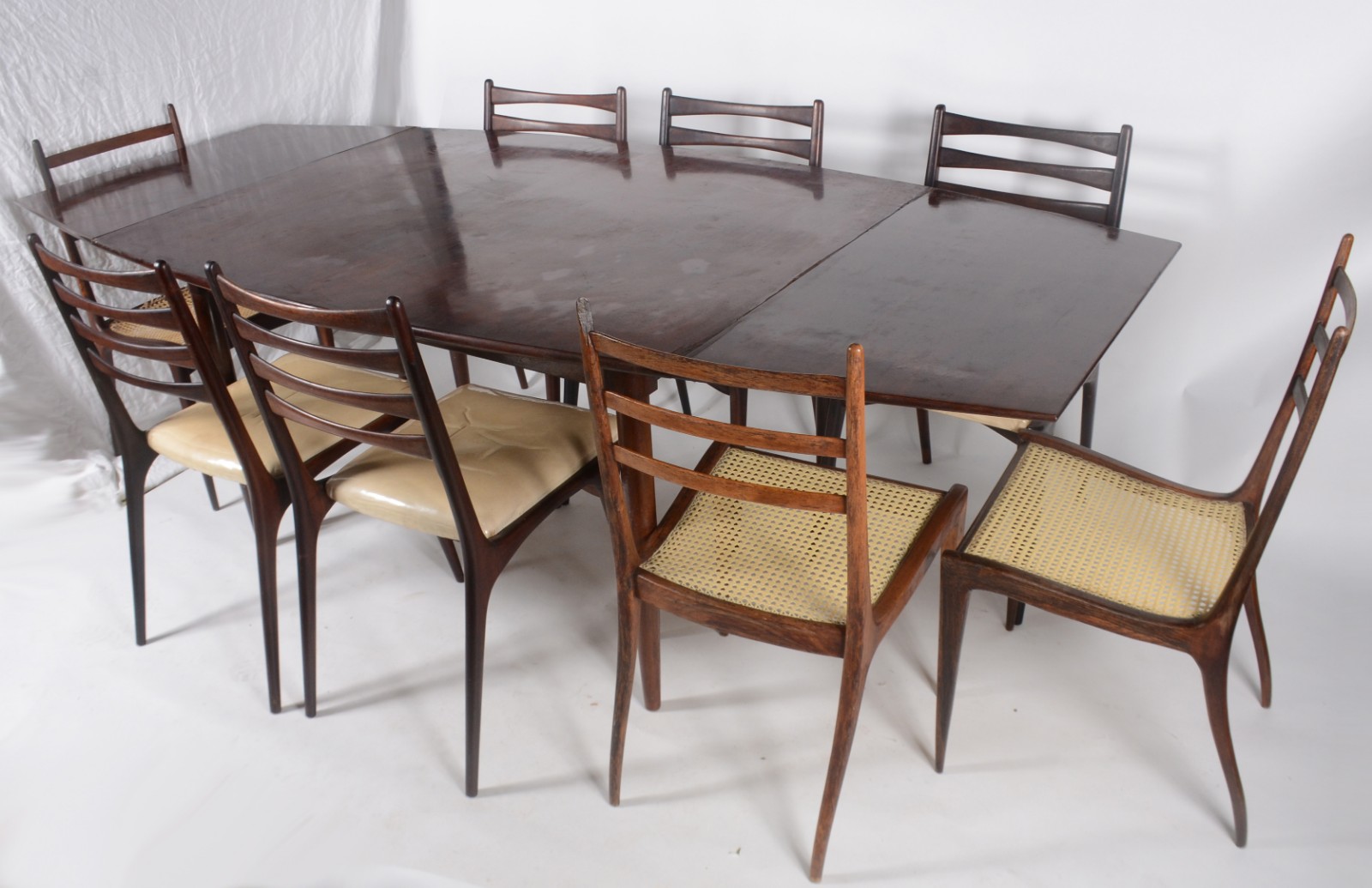 Mesa de jantar de madeira nobre, tábuas extensoras nas cabeceiras (93... - foto 1 de 11