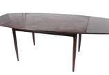 Mesa de jantar de madeira nobre, tábuas extenso... - Mesa de jantar de madeira nobre, tábuas extensoras nas cabeceiras (93 cm x 49 cm), pernas palitos. Acompanham 8 cadeiras, sendo cinco delas com ...