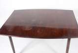 Mesa de jantar de madeira nobre, tábuas extenso... - Mesa de jantar de madeira nobre, tábuas extensoras nas cabeceiras (93 cm x 49 cm), pernas palitos. Acompanham 8 cadeiras, sendo cinco delas com ...