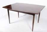 Mesa de jantar de madeira nobre, tábuas extenso... - Mesa de jantar de madeira nobre, tábuas extensoras nas cabeceiras (93 cm x 49 cm), pernas palitos. Acompanham 8 cadeiras, sendo cinco delas com ...
