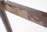 Mesa de jantar de madeira nobre, tábuas extenso... - Mesa de jantar de madeira nobre, tábuas extensoras nas cabeceiras (93 cm x 49 cm), pernas palitos. Acompanham 8 cadeiras, sendo cinco delas com ...