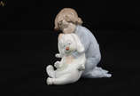 NAO - Escultura de porcelana representando meni... - NAO - Escultura de porcelana representando menina com coelho. Altura 13 cm.