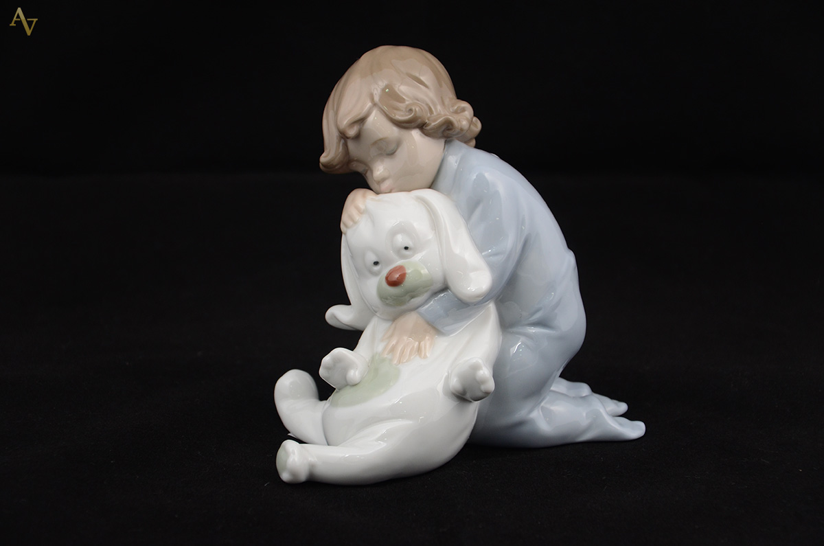 NAO - Escultura de porcelana representando menina com coelho. Altura... - foto 1 de 2