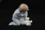NAO - Escultura de porcelana representando meni... - NAO - Escultura de porcelana representando menina com coelho. Altura 13 cm.