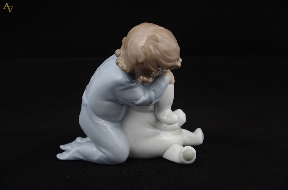 NAO - Escultura de porcelana representando menina com coelho. Altura... - foto 2 de 2