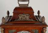 A.BAZUIN & ZN ROTTERDAM,  - Relógio alemão de mesa com caixa de madeira e detalhes em bronze. Máquina precisando de regulagem.