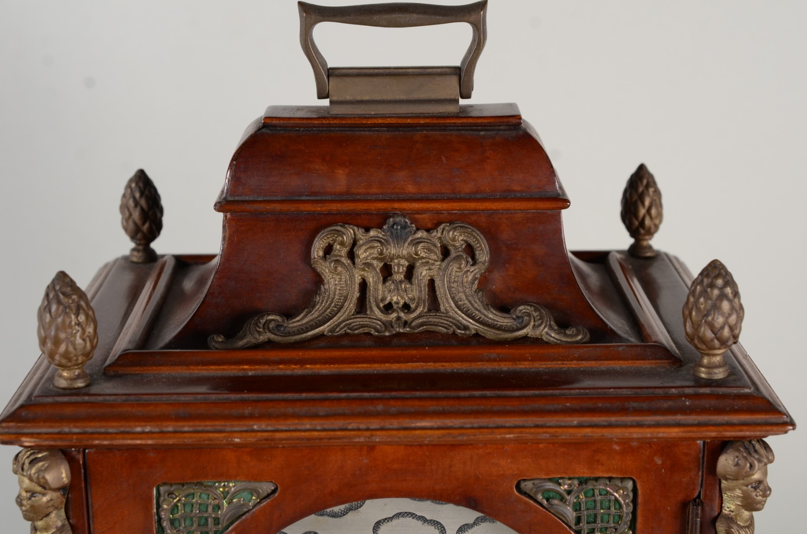 Relógio alemão de mesa com caixa de madeira e detalhes em bronze... - foto 6 de 11
