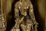 Elegante relógio de mesa de metal dourado, feit... - Elegante relógio de mesa de metal dourado, feitio neo gótico, decorado na base com figura feminina com cachorro, mostrador em algarismos romanos...