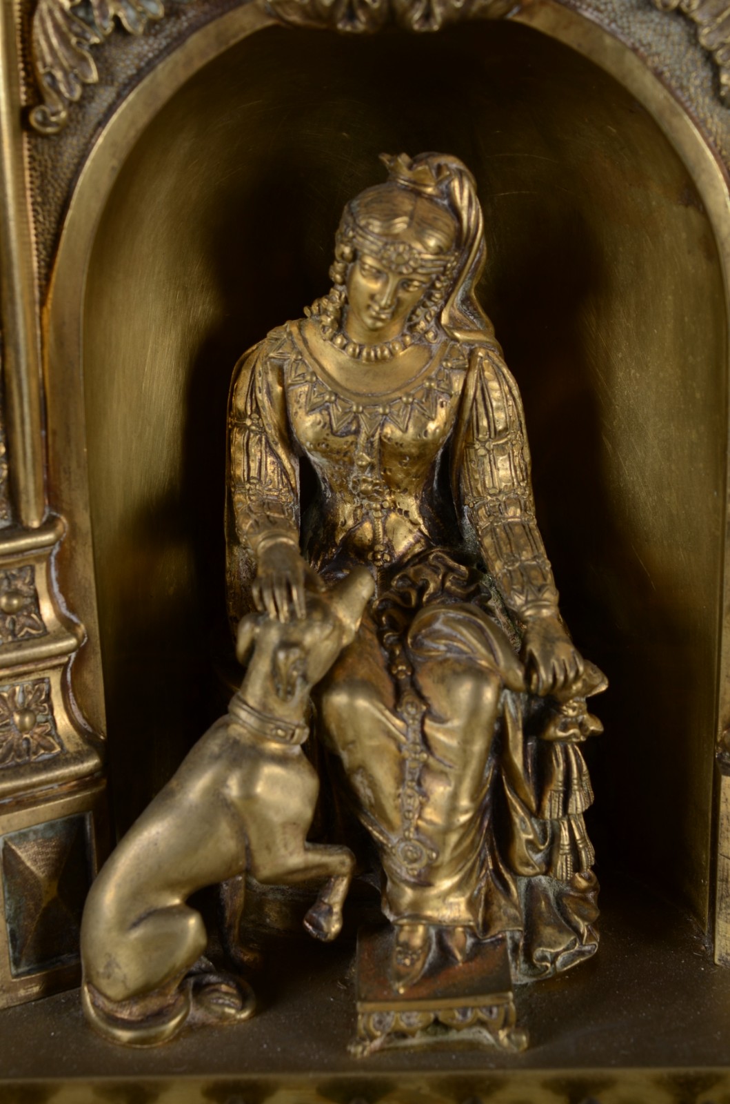Elegante relógio de mesa de metal dourado, feitio neo gótico... - foto 3 de 10