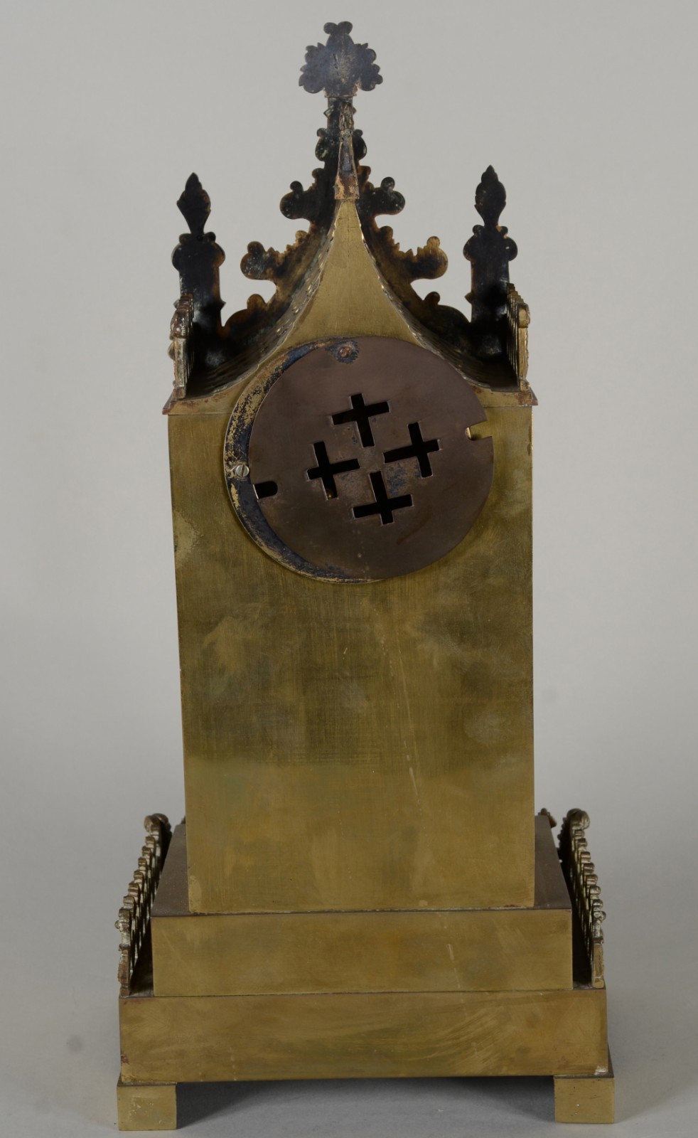 Elegante relógio de mesa de metal dourado, feitio neo gótico... - foto 5 de 10