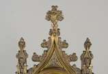 Elegante relógio de mesa de metal dourado, feit... - Elegante relógio de mesa de metal dourado, feitio neo gótico, decorado na base com figura feminina com cachorro, mostrador em algarismos romanos...