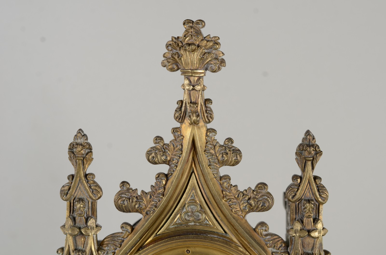 Elegante relógio de mesa de metal dourado, feitio neo gótico... - foto 8 de 10
