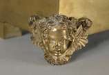 Elegante relógio de mesa de metal dourado, feit... - Elegante relógio de mesa de metal dourado, feitio neo gótico, decorado na base com figura feminina com cachorro, mostrador em algarismos romanos...