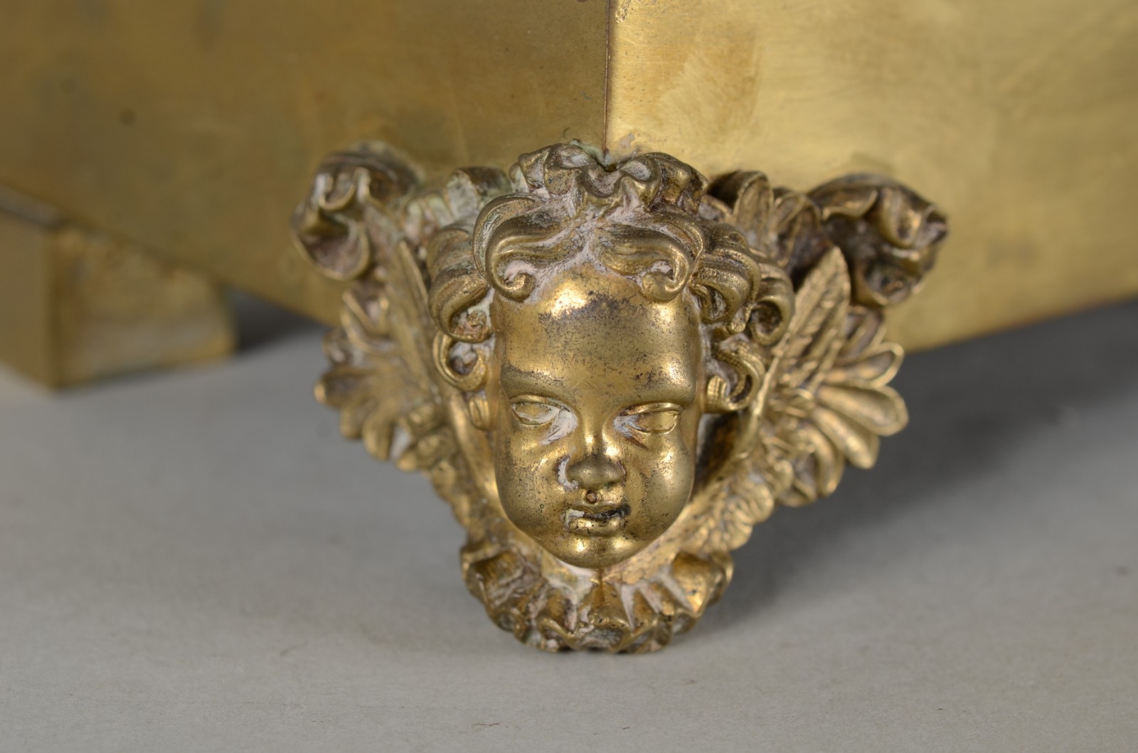 Elegante relógio de mesa de metal dourado, feitio neo gótico... - foto 9 de 10