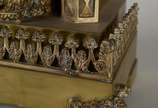 Elegante relógio de mesa de metal dourado, feit... - Elegante relógio de mesa de metal dourado, feitio neo gótico, decorado na base com figura feminina com cachorro, mostrador em algarismos romanos...