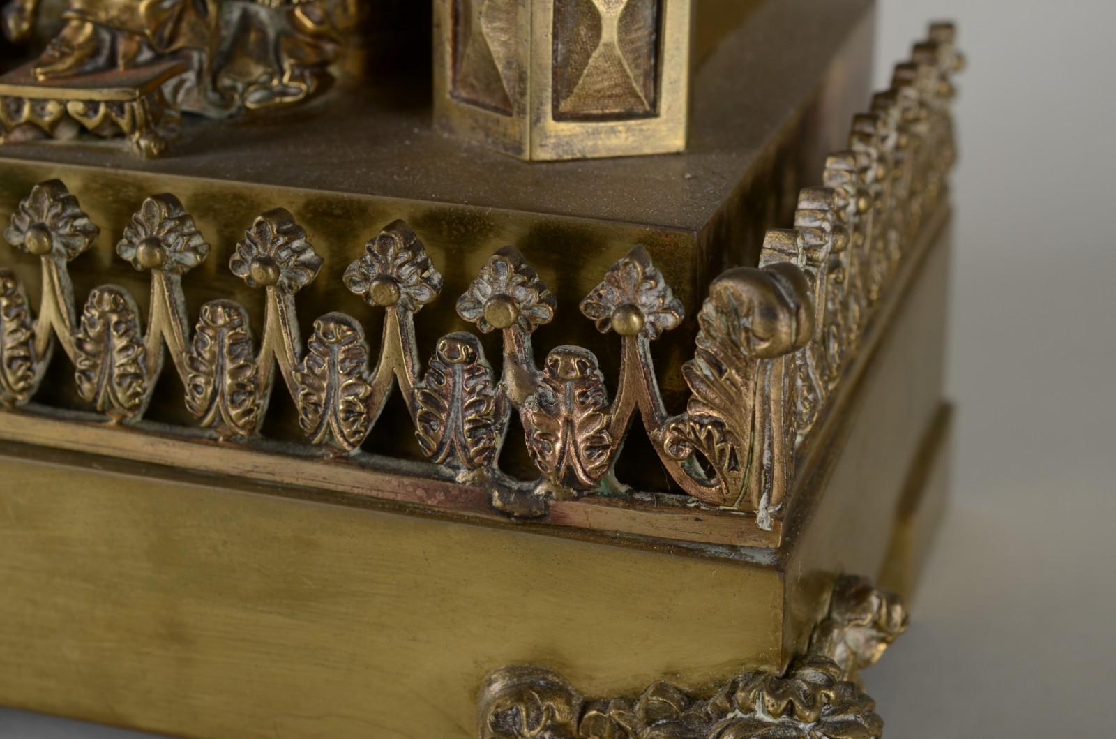 Elegante relógio de mesa de metal dourado, feitio neo gótico... - foto 10 de 10