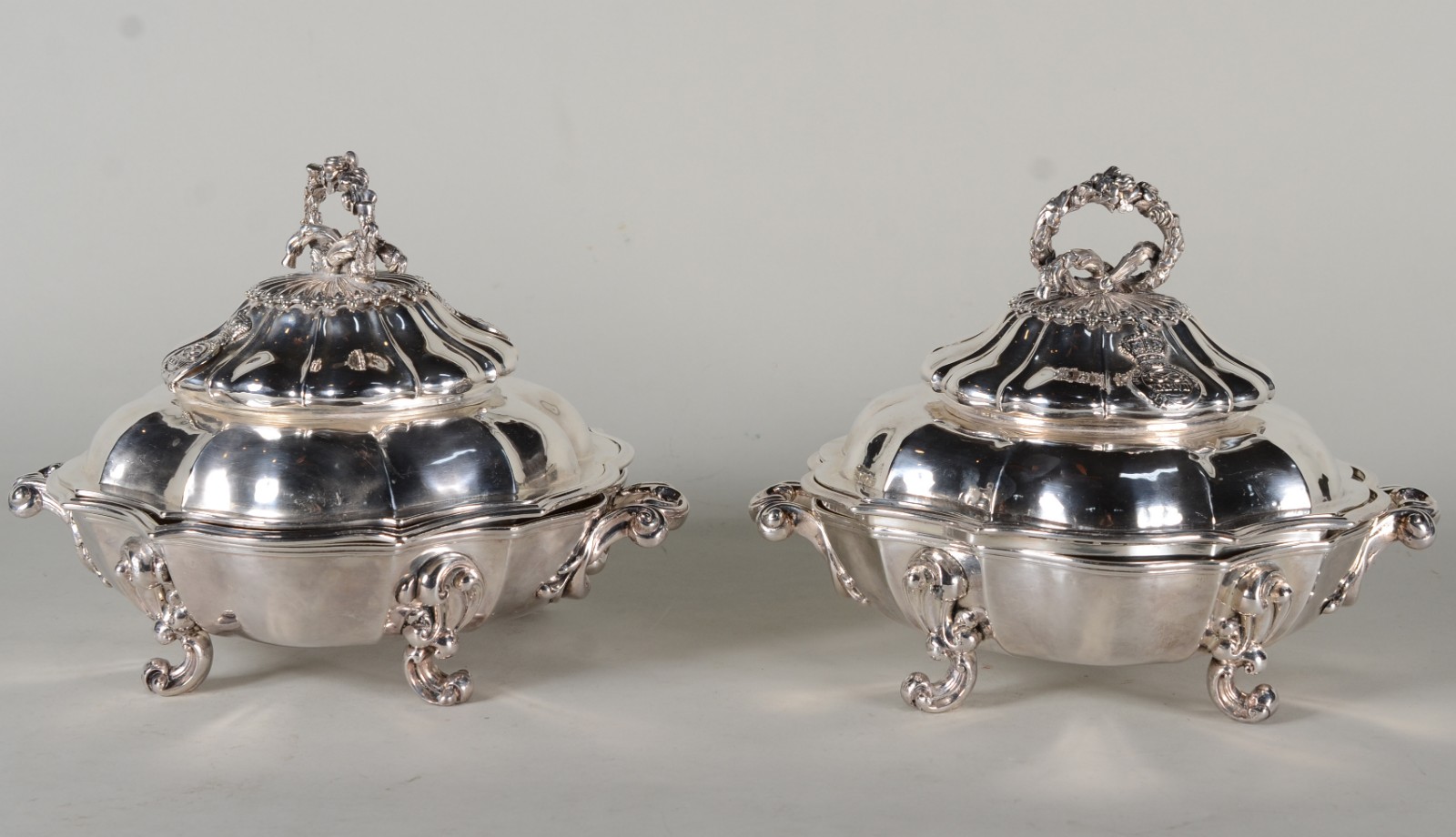 Par de belíssimos "Entrée-dishes" ingleses com tampas de prata e... - foto 1 de 9