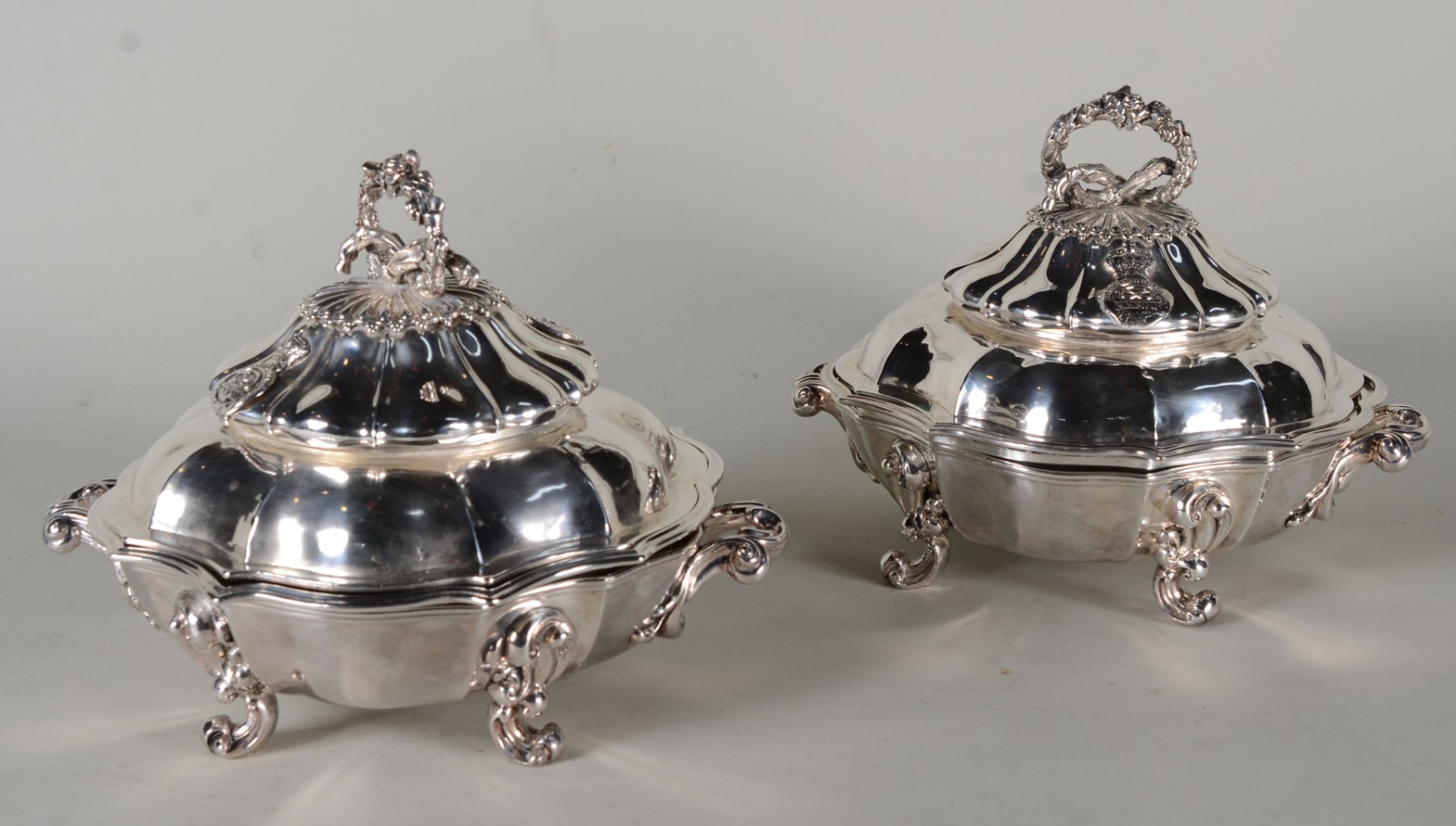 Par de belíssimos "Entrée-dishes" ingleses com tampas de prata e... - foto 2 de 9