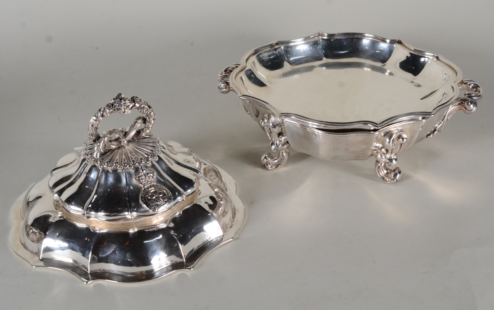 Par de belíssimos "Entrée-dishes" ingleses com tampas de prata e... - foto 5 de 9