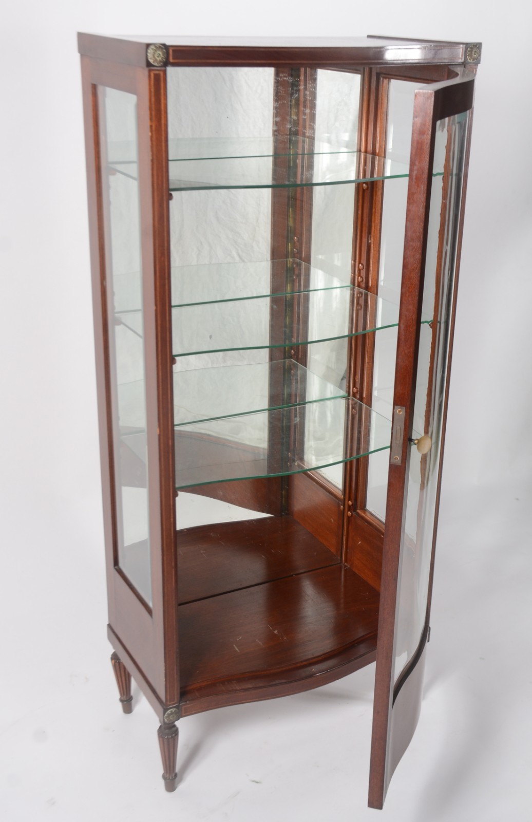 Vitrine de madeira nobre filetada, fundo espelhado e tres prateleiras... - foto 2 de 5