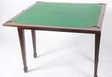 Mesa de jogo/console de madeira nobre, tampo do... - Mesa de jogo/console de madeira nobre, tampo dobrável com parte interna forrada de feltro verde. Tampo precisando de reparos.