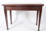 Mesa de jogo/console de madeira nobre, tampo do... - Mesa de jogo/console de madeira nobre, tampo dobrável com parte interna forrada de feltro verde. Tampo precisando de reparos.